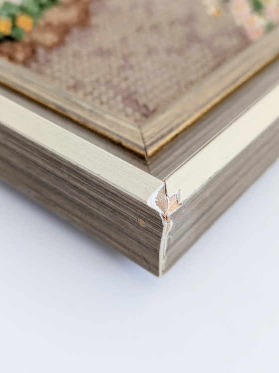 Image 1 of Ricamo vintage incorniciato con scena di giardino primaverile, arazzo da parete per arredamento in stile cottage.