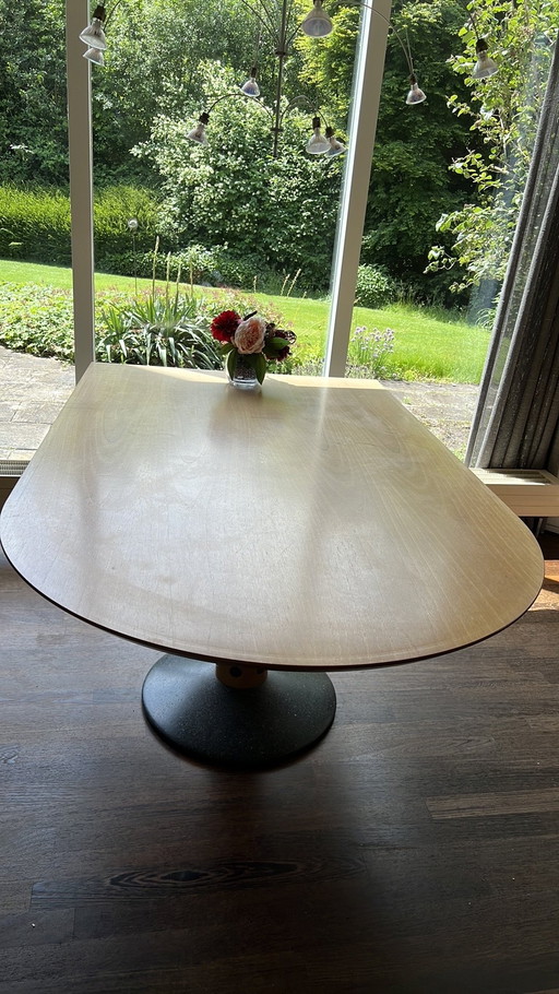 Arco Diabolo Esstisch Nussbaum Säule Bein aus Granit