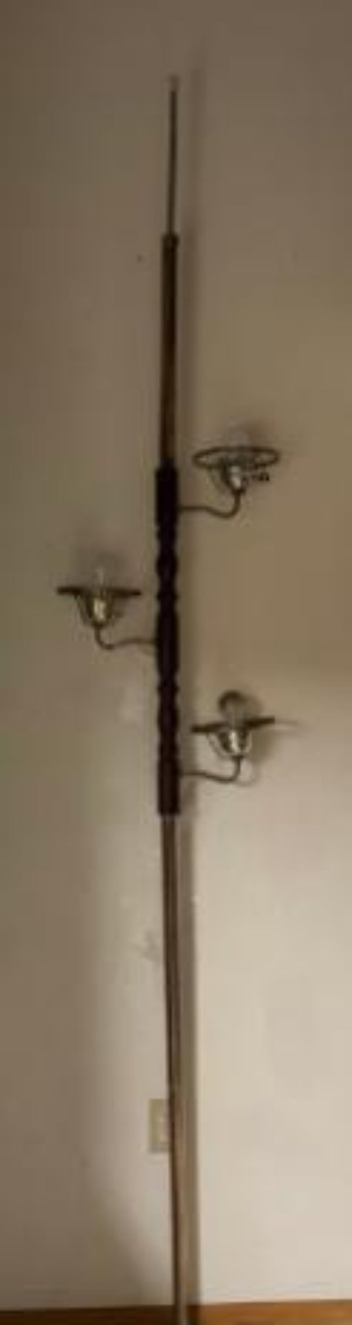 Image 1 of Lampada a palo in ottone/legno con 3 luci bianche e floreali, molto bella