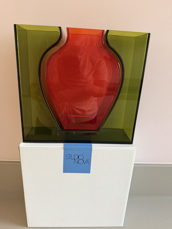 Jaren 90 Dutch Design Plexiglas Rode Vaas Binnen Een Groene Vaas – Studio Nova, Vazen (photo 7 of 7)