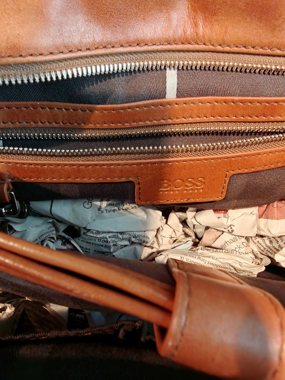 Image 1 of Echte HUGO BOSS bruin leren messengerbag met klep aan de voorkant,