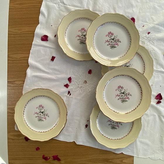 Image 1 of 6 antieke crèmekleurige aardewerken dinerborden met gouden rand en bloemendecoratie, L'Amandinoise Brigitte-patroon, vintage