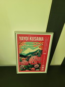 Grabado original de Yayoi Kusama enmarcado.