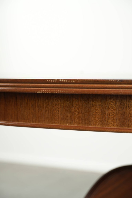 Eleganter ovaler Couchtisch mit roter Lederplatte im englischen Stil mit schönen Details aus dem 20. (photo 8 of 10)