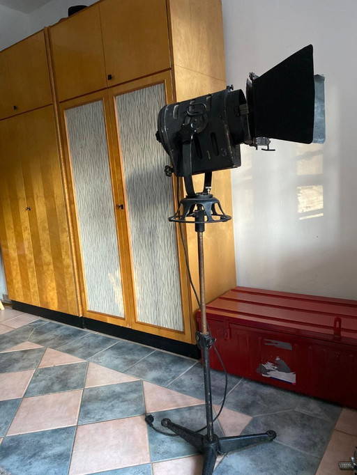 Foco de cine/teatro original de época (lugar de Fresnel); Fabricante: K. Weinert Berlín
