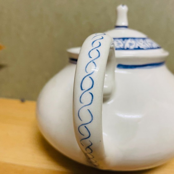 Image 1 of Théière vintage en porcelaine blanche et bleue peinte à la main