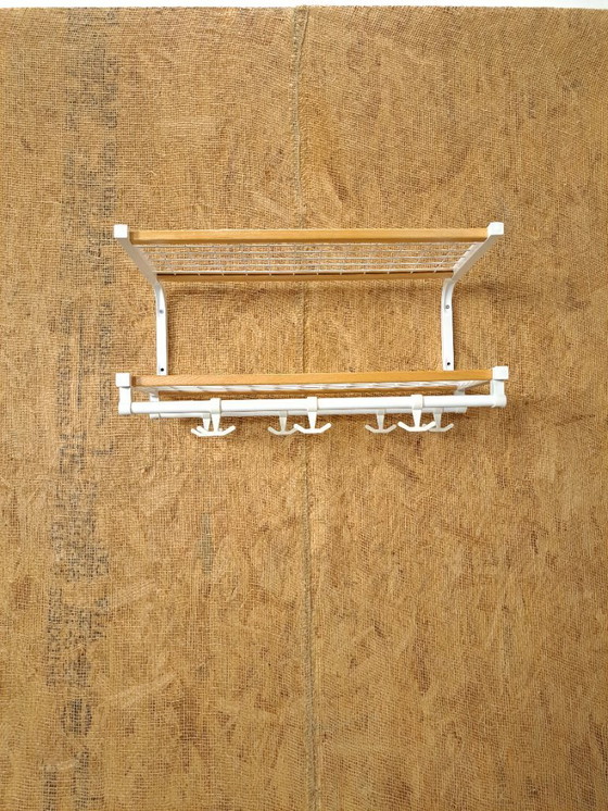 Image 1 of Porte-manteau mural Habo, fabriqué en Suède, blanc et bois, modèle n° 16.