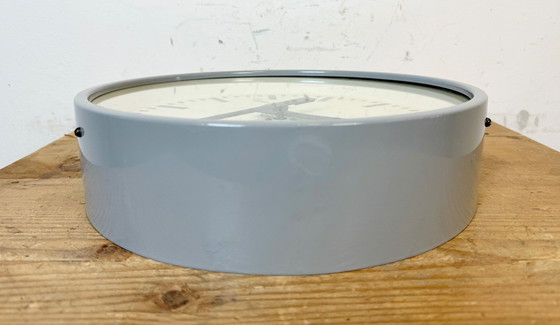 Image 1 of Industriële lichtgrijze fabriekswandklok van Pragotron, jaren 60