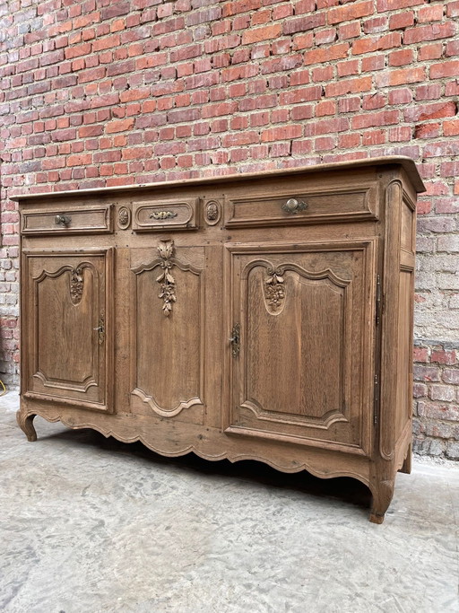 Credenza/buffet in stile rustico in rovere massello con intagli in legno.