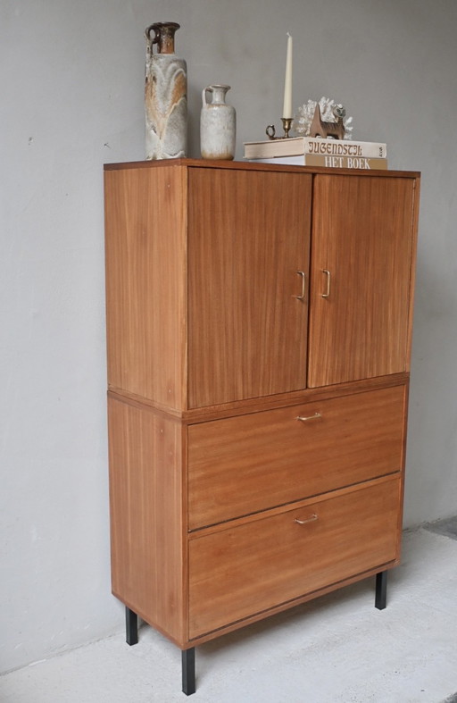 Precioso y elegante aparador/vitrina de pared de mediados de siglo.