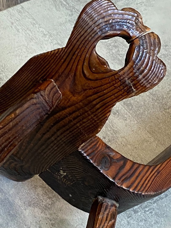 Image 1 of antieke brutalistische driepootstoel n2 gesneden massief hout