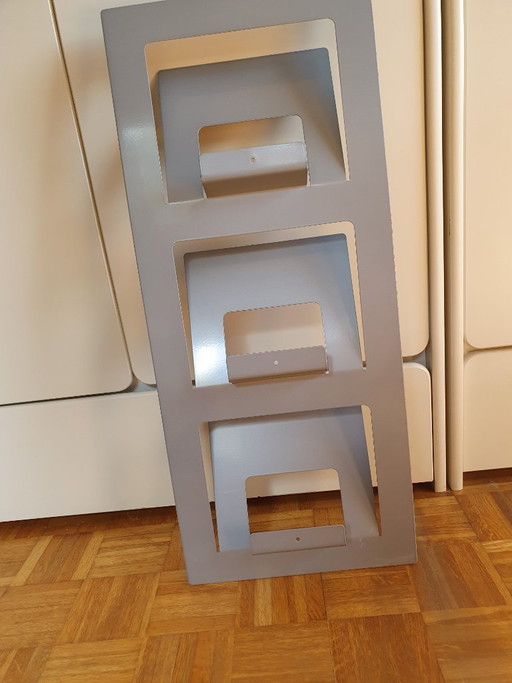 Revistero de pared Skrissel de IKEA, estilo vintage | Años 90 | Metal gris – tijdschriftenrek (photo 2 of 6)