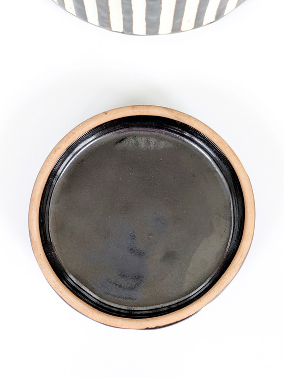 Image 1 of Recipiente de cerámica de mediados de siglo con tapa y rayas marrones y crema