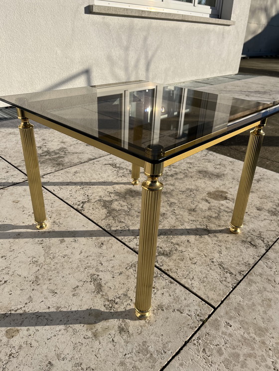 Image 1 of Tavolo da divano angolare vintage in ottone con piano in vetro fumé