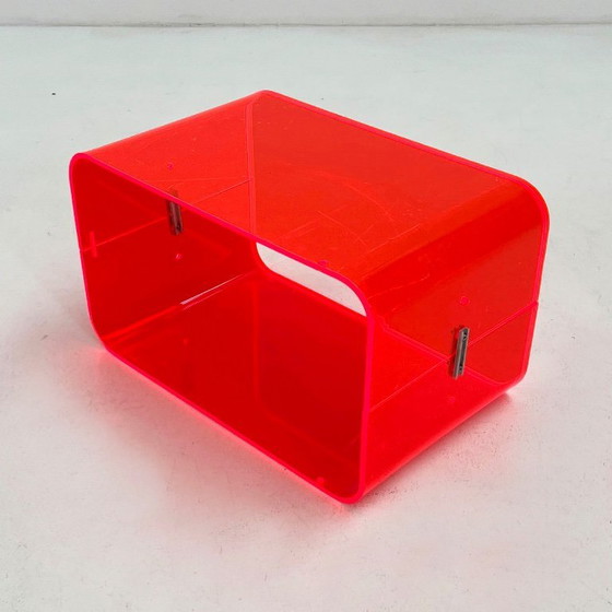 Image 1 of Fluo roze plexiglas bijzettafel, jaren 80