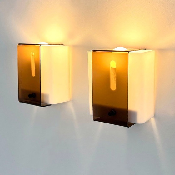 Image 1 of Ein Paar Space Age Smoke-Wandlampen aus Plexiglas, 1970er Jahre