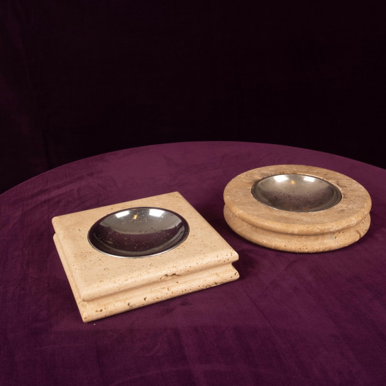 Pair of Italian Travertine Ashtrays / Vide-Poches, round and square 1970 – Table accessories, Metal (photo 12 of 20)