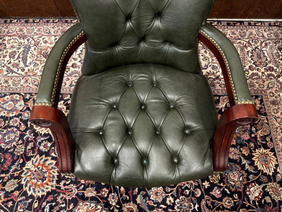 Silla de oficina Chesterfield inglesa verde – Sillas de oficina, Leather, Wood (photo 6 of 8)