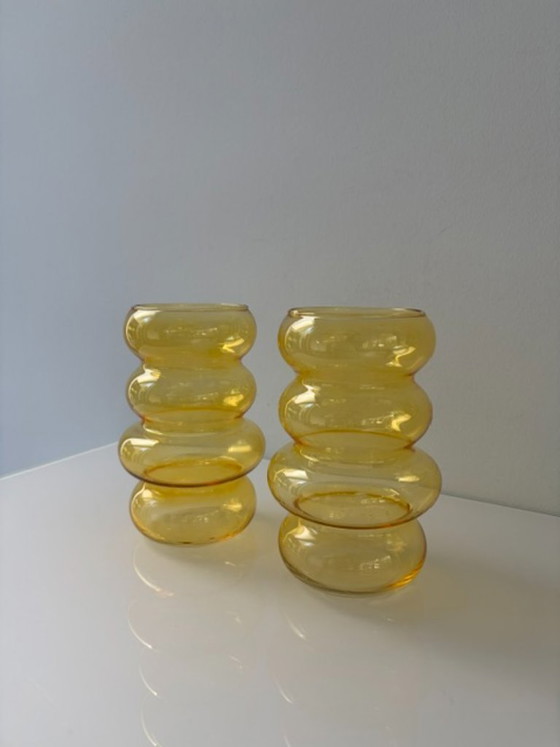 Set aus 2 bernsteinfarbenen Glasvasen im organischen Design (photo 4 of 7)