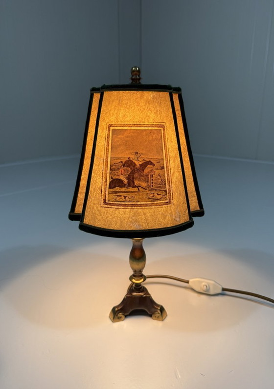 Lámpara de mesa de latón con pantalla con escena de caza, década de 1950. – Lámparas de mesa, Brass (photo 9 of 17)