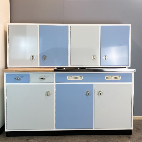 Image 1 of Muebles de cocina, azul pastel y gris claro, estilo años 60, mediados de siglo.