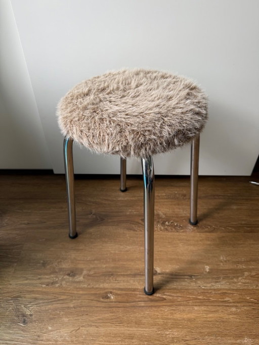 Sgabello vintage cromato con pelliccia sintetica