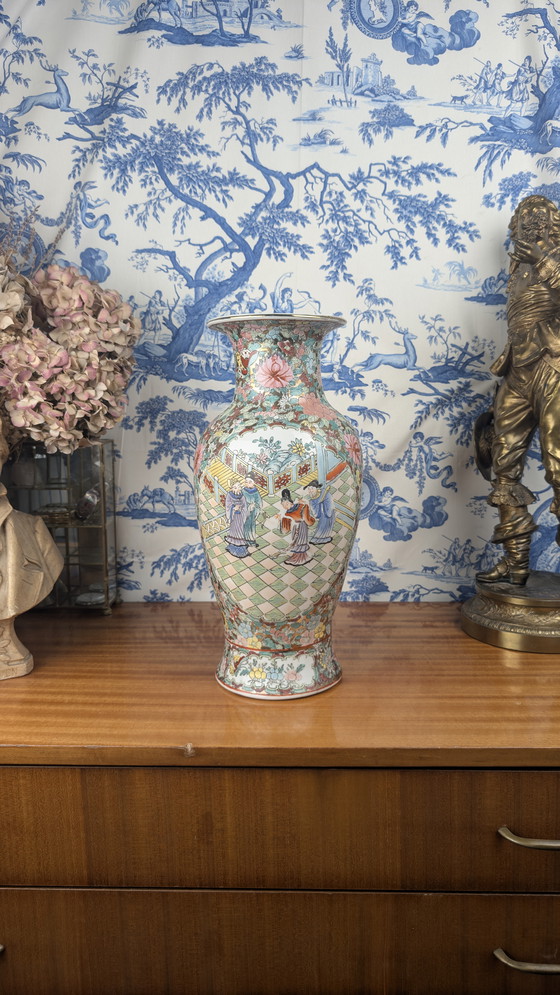 Image 1 of Vaso in porcellana cinese di Canton con decorazione a palazzo e floreale firmato Nian Qian Zhilong metà del XX secolo