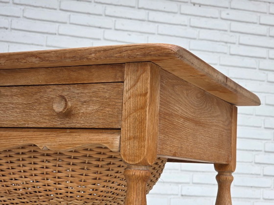 Anni '70, Tavolino scandinavo con cassetti, legno massello di rovere, rattan. – Tavolini (photo 2 of 21)
