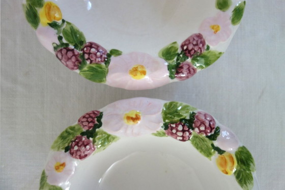 Image 1 of 6 piatti + 2 ciotole, barbotine con decorazione di frutta vintage