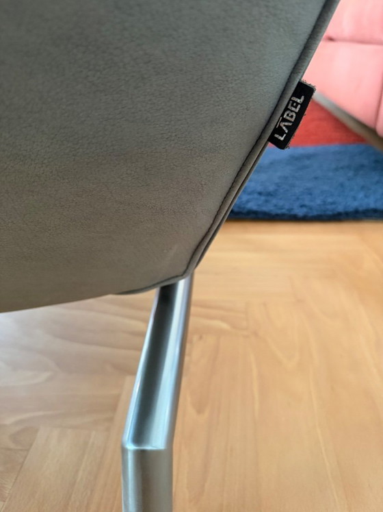 Fauteuils Label, cuir gris-bleu et métal, Modern (photo 4 sur 5)