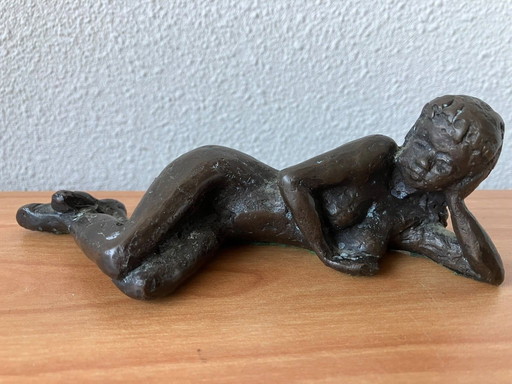Statue einer liegenden Dame aus massiver Bronze
