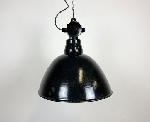 Fabriekslamp van zwart emaille uit Oost-Duitsland, vervaardigd door Lbd Veb Leuchtenbau Dresden, jaren 1950.