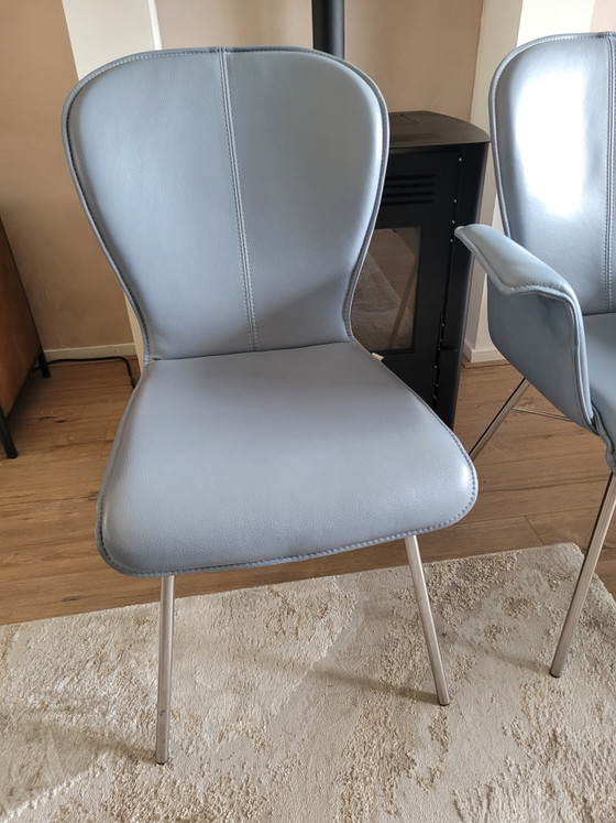 Image 1 of 2 lederen Bert Plantagie Blake eetkamerstoelen 1 met arm 1 zonder arm