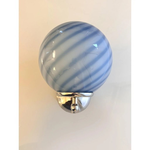 Set van twee moderne wandlampen van Murano-glas met een blauwe spiraalvorm.