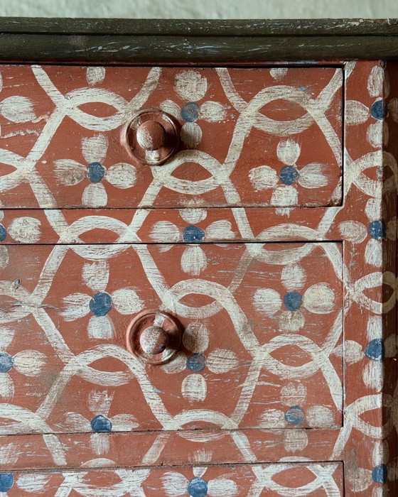 Image 1 of Cassettiera antica a fiori patina antica