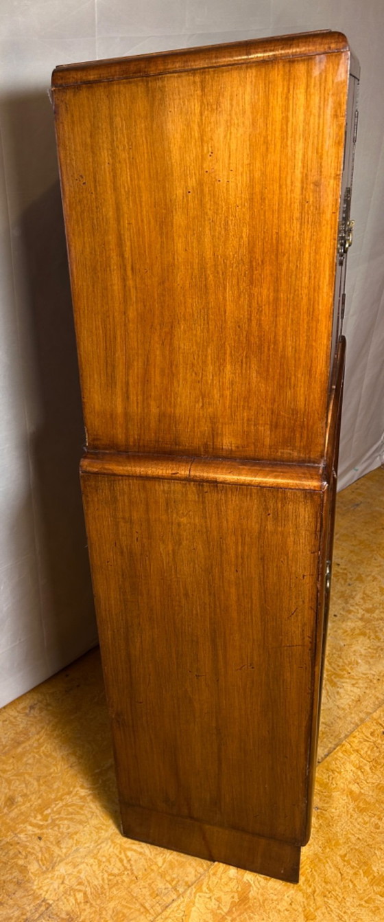 Image 1 of Meuble bar Art déco vintage en noyer (1920-1940) Superbe meuble à cocktail avec des accents en miroir et des caractéristiques or
