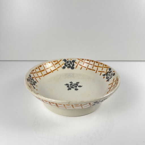 Plato sobre pedestal, loza, Badonviller "Roscoff", 1930