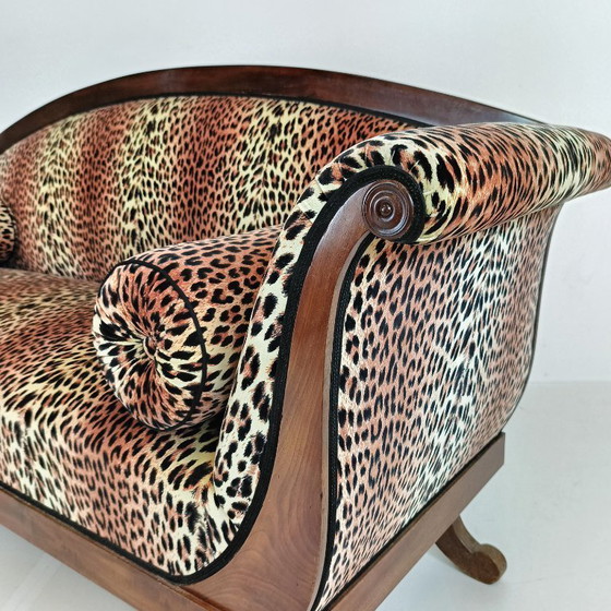 Image 1 of Sofá Biedermeier antiguo con ribete de leopardo