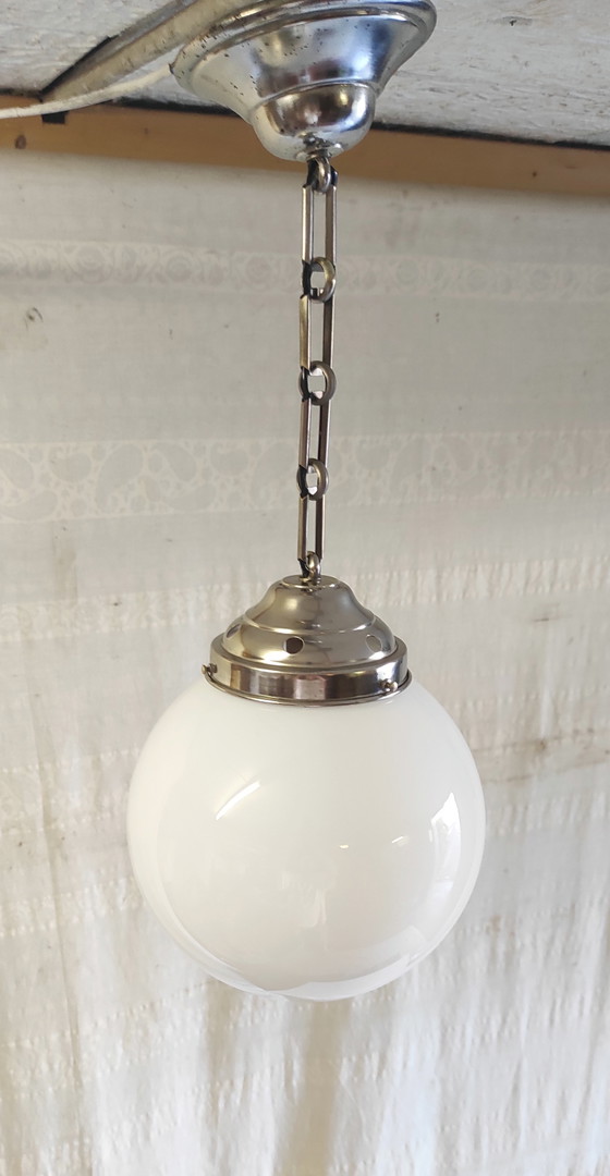 Lampada a sospensione Bauhaus a forma di globo in vetro opalino, diametro 20 cm - anni '30 (photo 3 of 9)