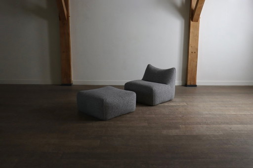 Poltrona Le Bambole con pouf in bouclé di Mario Bellini per B&B Italia, anni '70