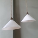 Set (2) Vintage hanglampen van opaline / melkglas - bankierslamp of schoenmakerslamp