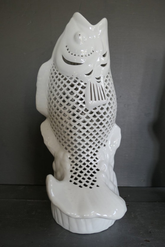 Image 1 of Service à poissons vintage en porcelaine blanche, représentant des carpes koï.