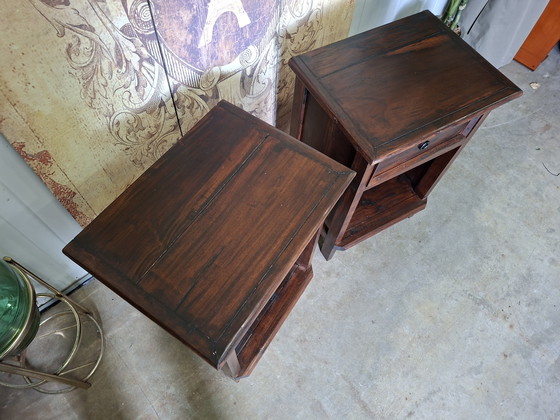 Image 1 of Mesitas de noche, cómoda y mesas auxiliares de teca, de 49x39cm y 69cm de alto.