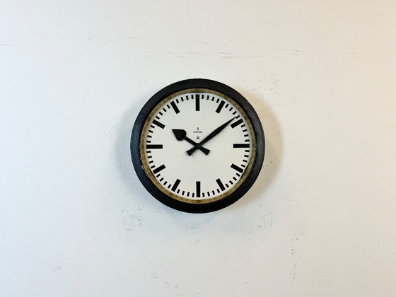 Image 1 of Zwarte industriële fabriekswandklok van Siemens, jaren 50