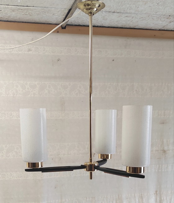 Image 1 of Lustre moderniste 3 feux en métal, laiton et globe opaline - années 50
