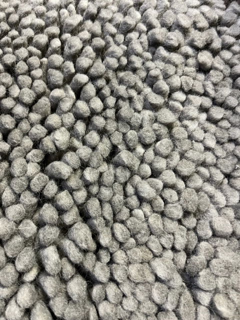 Tappeto grigio a pelo alto