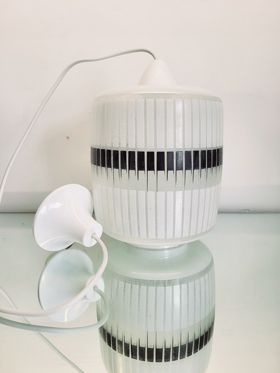 Image 1 of Vintage glazen hanglamp, wit met reliëfstructuur zwart decor, jaren 80