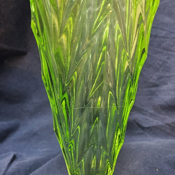 Vase Antique Art Déco Bohémien en Uranium / Verre Géométrique Effilé (Verre de Bohème) – Glass (photo 13 of 15)