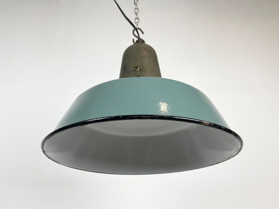 Image 1 of Industrielle Fabriklampe mit emaillierten Produkten und gusseisernem Aufsatz, 1960er Jahre