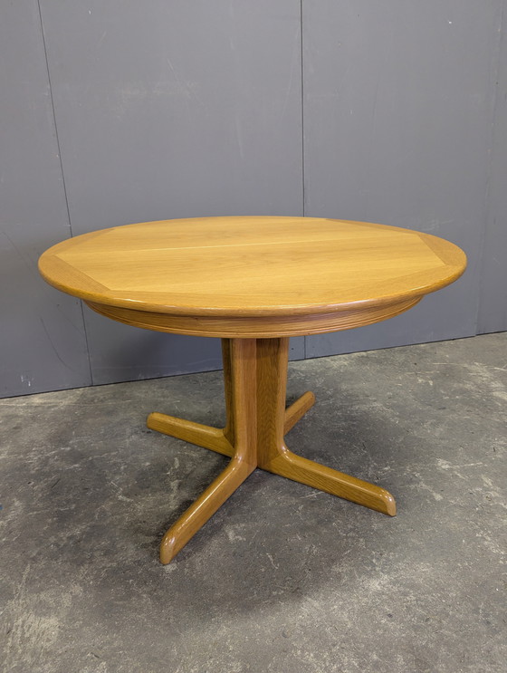 Image 1 of Round Scandinavian dining table, extendable, 110-190cm